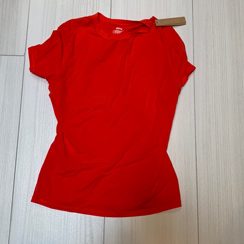 Skims fits everybody T-shirt in medium..